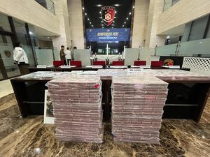 Penampakan Tumpukan Duit Rp 32 M Bukti Kasus Email Palsu