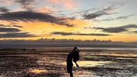 Siluet dengan tema jepretan menari di bawah matahari terbenam yang sungguh mempersona