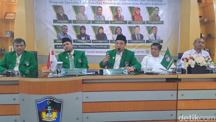 Rektor UMI Prof Surfiman Rahman dalam Konferensi Pers Evaluasi Lapangan Usul Pembukaan Prodi Obsteri dan Ginekologi FK UMI, Selasa (7/5/2024).