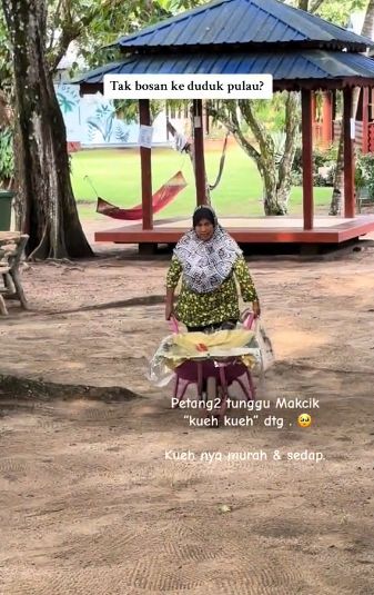 Unik! Nenek Ini Jualan Kue Pakai Gerobak Sorong Material