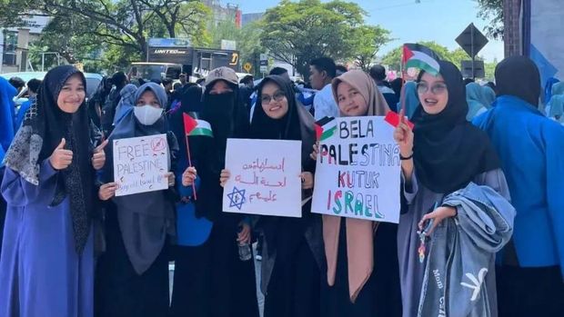 Sekitar 1.000 mahasiswa dan civitas akademika Universitas Muhammadiyah (Unismuh) Makassar mengadakan aksi bela Palestina dengan membentangkan spanduk kemanusiaan sepanjang 70 meter.
