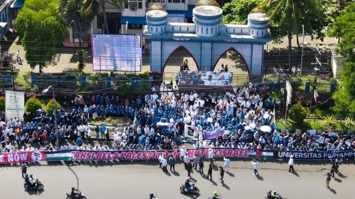 Sekitar 1.000 mahasiswa dan civitas akademika Universitas Muhammadiyah (Unismuh) Makassar mengadakan aksi bela Palestina dengan membentangkan spanduk kemanusiaan sepanjang 70 meter.