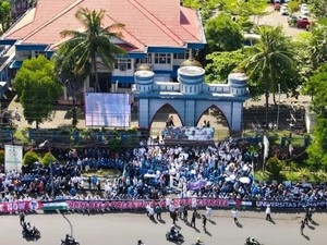 1.000 Mahasiswa Unismuh Makassar Bentangkan Spanduk 70 Meter Bela Palestina