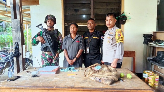 Wanita asal Papua Nugini berinisial JR (40) ditangkap atas kepemilikan 2 butir amunisi kaliber 5,56 mm saat memasuki Jayapura, Papua.