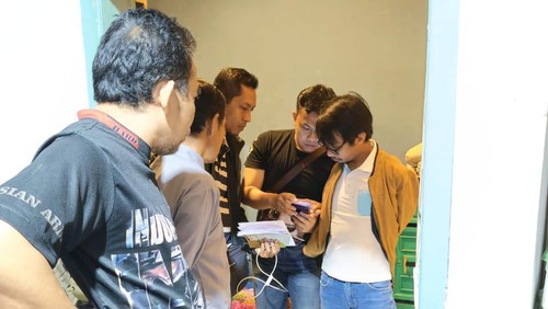 Warga Jateng, ANS, penipu perempuan asal Mataram ditangkap polisi di kediamannya, Senin (6/5/2024). (Dok. Polresta Mataram)
