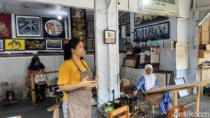 Workshop batik lukis di Batik Seno Painting, Yogyakarta