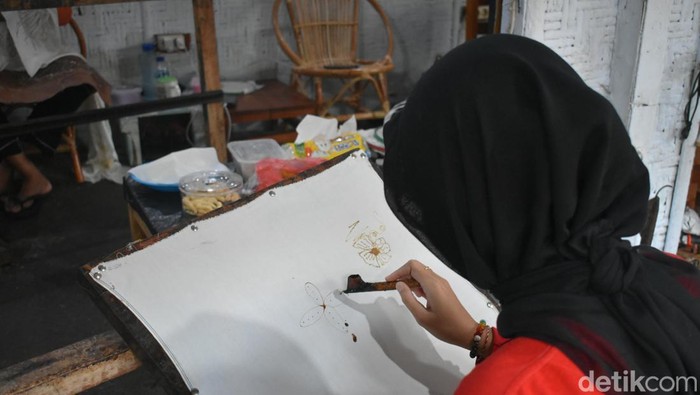 Workshop batik lukis di Batik Seno Painting, Yogyakarta
