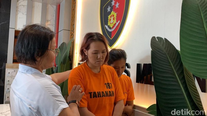 2 tersangka perdagangan orang di Perumnas Simalingkar Medan. (Goklas Wisely/detikSumut)