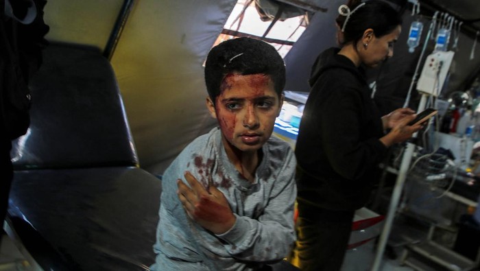 A Palestinian woman wounded in an Israeli strike is rushed into a hospital as Israeli forces launch a ground and air operation in the eastern part of Rafah, amid the ongoing conflict between Israel and Hamas, in Rafah, in the southern Gaza Strip May 7, 2024. REUTERS/Hatem Khaled