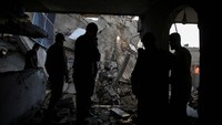 Berbagai video dari Rafah pada hari Selasa menunjukkan aktivitas militer Israel yang intens di wilayah tersebut. Terutama di Rafah timur dan di wilayah sekitar penyeberangan ke Mesir. 