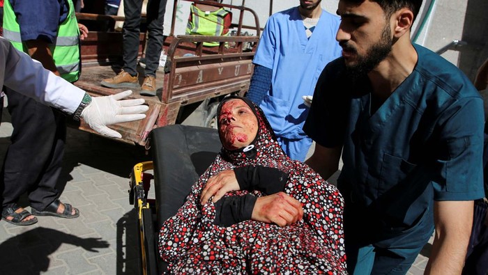 A Palestinian woman wounded in an Israeli strike is rushed into a hospital as Israeli forces launch a ground and air operation in the eastern part of Rafah, amid the ongoing conflict between Israel and Hamas, in Rafah, in the southern Gaza Strip May 7, 2024. REUTERS/Hatem Khaled