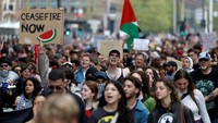 Mahasiswa dan karyawan Universitas Amsterdam memprotes konflik yang sedang berlangsung antara Israel dan kelompok Islam Palestina Hamas di Gaza. (REUTERS/Piroschka Van De Wouw)  