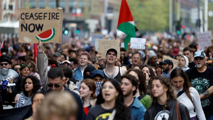 Aksi Bela Palestina Meluas ke Universitas Belanda Protesters set up a barricade as students and employees of the University of Amsterdam protest against the ongoing conflict between Israel and the Palestinian Islamist group Hamas in Gaza and the University leadership after police broke up a student protest camp overnight, in Amsterdam, Netherlands, May 7, 2024. REUTERS/Piroschka van de Wouw