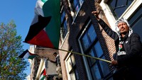 Para pengunjuk rasa mendesak universitas memutuskan hubungan dengan Israel terkait serangan militer di Gaza. (REUTERS/Piroschka Van De Wouw)  