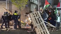 Aksi ini diwarnai kericuhan antara pengunjuk rasa dengan polisi. (AP Photo InterVision)  