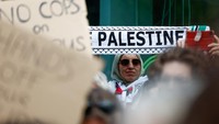 Demo di Amsterdam ini mengikuti aksi serupa di universitas-universitas berbagai negara, terutama di Amerika Serikat. (REUTERS/Piroschka Van De Wouw)  