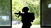 GIGN akan menempatkan dua orang pria-berpakaian preman agar tidak menyusahkan penonton-di masing-masing tongkang yang membawa atlet, dengan 350 petugas GIGN ditugaskan untuk Upacara Pembukaan.
