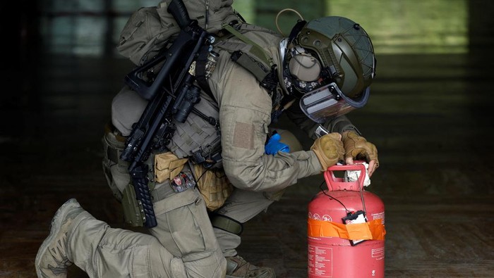 Aksi Pasukan Elit Prancis Simulasi Pengamanan Olimpiade 2024 Gendarmes of the French National Gendarmerie Intervention Group (GIGN) use explosives to storm a building, as they take part in a drill, as part of their preparation for the upcoming Paris 2024 Olympic Games, near Paris, France, April 26, 2024. REUTERS/Christian Hartmann