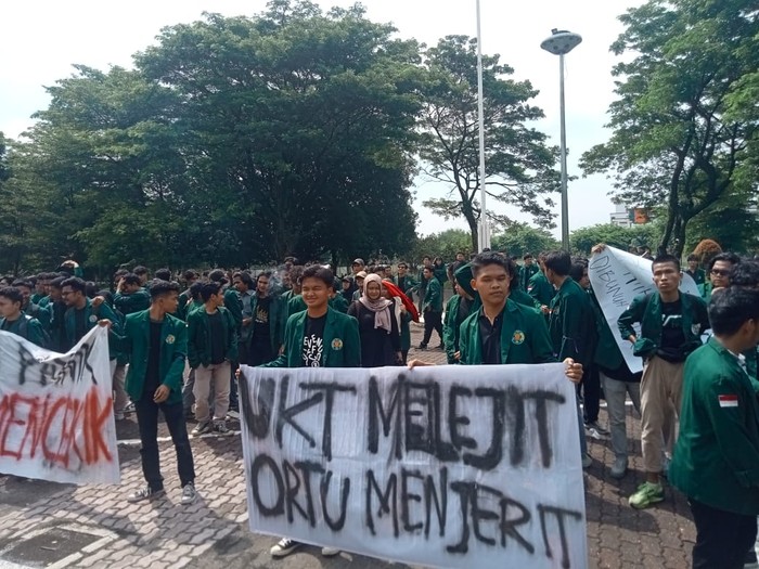 Aksi unjuk rasa mahasiwa USU tolak kenaikan UKT (Raphaella Siallagan/detikSumut)