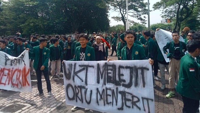 Aksi unjuk rasa mahasiwa USU tolak kenaikan UKT (Raphaella Siallagan/detikSumut)