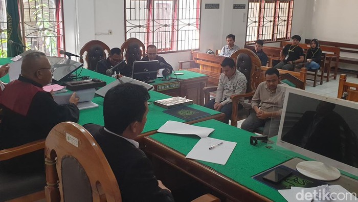 Anggota Bawaslu Medan nonaktif, Azlansyah serta rekannya Fachmy Wahyudi Harahap menjalani sidang tuntutan di PN Medan.(Foto: Goklas Wisely/detikSumut).