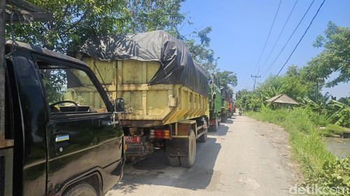 Antrean truk sampah di TPA Temesi, Gianyar, Bali.