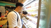 Setelah itu, Azriel dan Sarah berlanjut ke rak mochi. Sarah tertarik membeli mochi daifuku varian cokelat. Foto: YouTube The Hermansyah A6