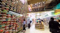 Momen mukbangnya ini dilakukan di K-3MART yang berlokasi di kawasan SCBD, Jakarta Selatan. Masuk ke tempatnya sudah disuguhi dengan puluhan merek mie instan Korea. Foto: YouTube The Hermansyah A6