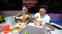 Begini keseruannya saat Azriel dan Sarah mulai menikmati mie instan Korea yang super pedas. Mie instannya disajikan dengan panci emas ala Korea. Foto: YouTube The Hermansyah A6