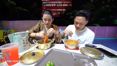 Seru! Azriel Hermansyah dan Sarah Menzel Mukbang Samyang hingga Oden
