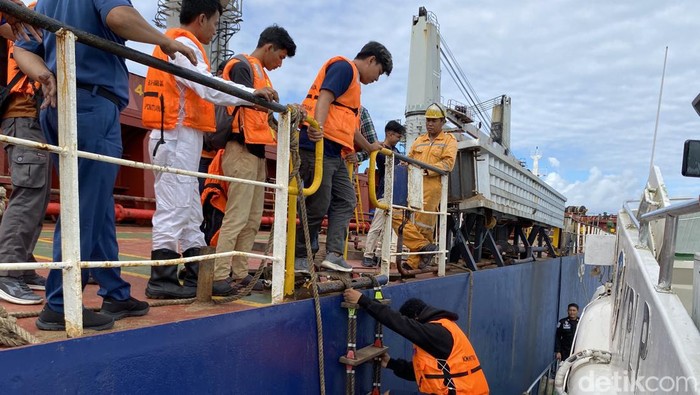 Proses penjemputan 16 ABK KM Mitra Bahari IX dari Kapal MBS Bratan di Perairan Balikpapan.
