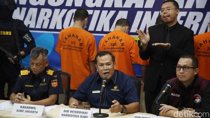 Bea dan Cukai Pasar Baru ungkap kasus Peredaran Narkotika Bea dan Cukai Pasar Baru mengungkapkan adanya kasus baru peredaran narkotika. Tim pun berhasil menggagalkan penyeludupan puluhan ribu butir tersebut.