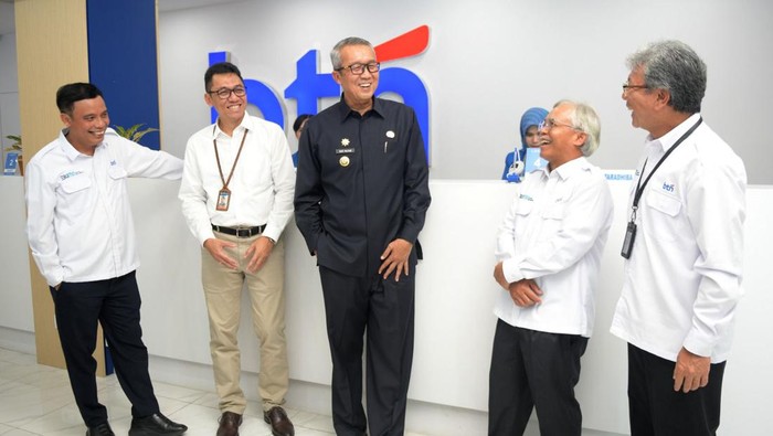 Direktur Utama PT Bank Tabungan Negara (Persero) Tbk, Nixon LP Napitupulu (kiri) berbincang dengan Pj Walikota Cirebon, Agus Mulyadi (tengah), Direktur Distribution and Institutional Funding, Jasmin (kedua dari kanan) disaksikan Kepala Kantor Perwakilan Bank Indonesia Cirebon, Anton Pitono (kedua dari kiri) dan Kepala Kantor Wilayah Jawa Barat BTN, Benjamen Sihombing (kanan) saat meninjau BTN Kantor Cabang Cirebon, Rabu (8/5). Perubahan wajah baru BTN merupakan wujud transformasi dan keseriusan perseroan dalam meningkatkan kualitas pelayanan dan membidik potensi bisnis di Cirebon, khususnya sektor properti yang makin menggeliat.