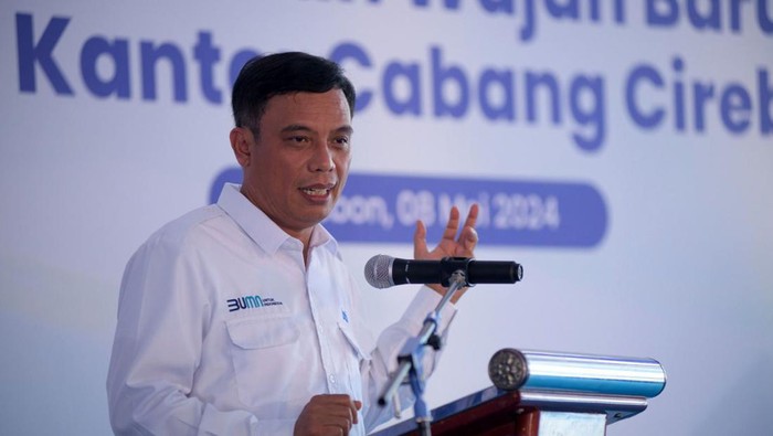 Direktur Utama PT Bank Tabungan Negara (Persero) Tbk, Nixon LP Napitupulu (kiri) berbincang dengan Pj Walikota Cirebon, Agus Mulyadi (tengah), Direktur Distribution and Institutional Funding, Jasmin (kedua dari kanan) disaksikan Kepala Kantor Perwakilan Bank Indonesia Cirebon, Anton Pitono (kedua dari kiri) dan Kepala Kantor Wilayah Jawa Barat BTN, Benjamen Sihombing (kanan) saat meninjau BTN Kantor Cabang Cirebon, Rabu (8/5). Perubahan wajah baru BTN merupakan wujud transformasi dan keseriusan perseroan dalam meningkatkan kualitas pelayanan dan membidik potensi bisnis di Cirebon, khususnya sektor properti yang makin menggeliat.