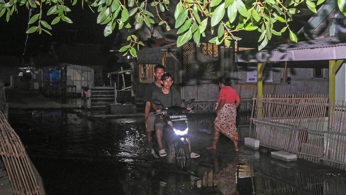 BMKG imbau waspada banjir rob di pesisir Indonesia Sejumlah warga bercengkrama di depan rumahnya yang tergenang banjir rob di Desa Pantai Bahagia, Muara Gembong, Kabupaten Bekasi, Jawa Barat, Selasa (7/5/2024). BMKG mengeluarkan peringatan dini potensi banjir rob di sejumlah wilayah pesisir Indonesia hingga 18 Mei 2024 mendatang akibat fenomena fase bulan baru pada 8 Mei 2024. ANTARA FOTO/Sulthony Hasanuddin/foc.