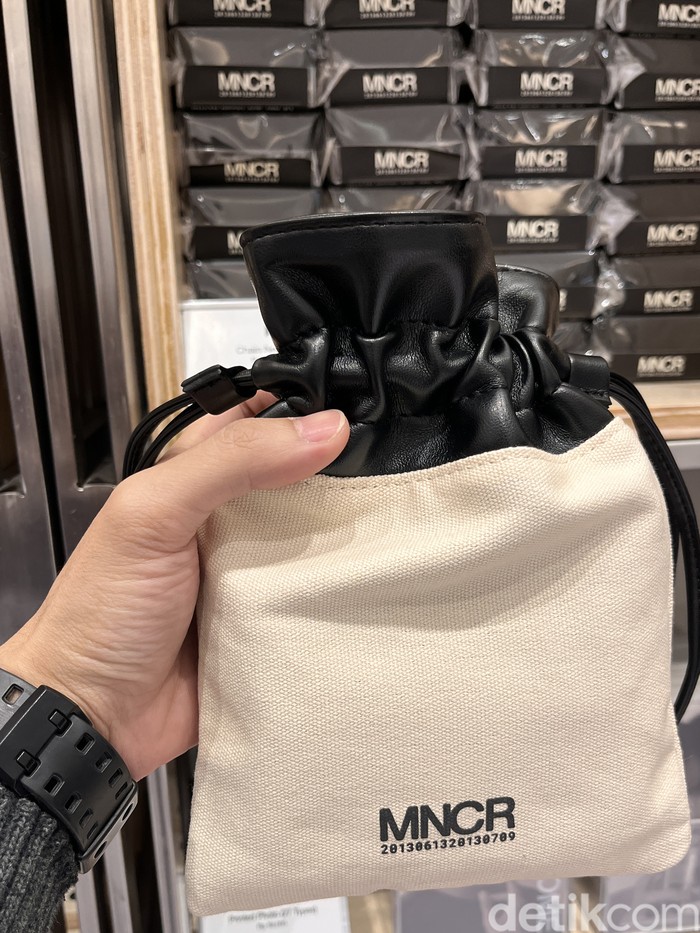 Media preview BTS POP-UP: MONOCHROME IN JAKARTA digelar Rabu (8/5/2024). Pop-store eksklusif BTS ini dibuka untuk umum mulai 9 Mei - 23 Juni 2024 di METRO Department Store GF mal Gandaria City.