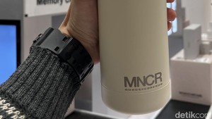 Salah satu merchandise paling fungsional dan bisa menemani harimu ke mana aja. (Foto: Atmi Ahsani Yusron/detikcom)