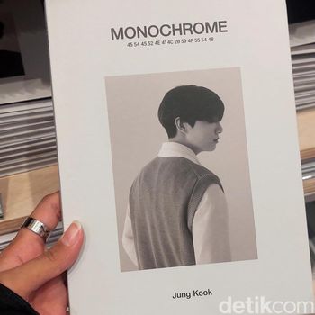 Media preview BTS POP-UP: MONOCHROME IN JAKARTA digelar Rabu (8/5/2024). Pop-store eksklusif BTS ini dibuka untuk umum mulai 9 Mei - 23 Juni 2024 di METRO Department Store GF mal Gandaria City.