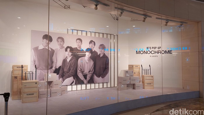 Media preview BTS POP-UP: MONOCHROME IN JAKARTA digelar Rabu (8/5/2024). Pop-store eksklusif BTS ini dibuka untuk umum mulai 9 Mei - 23 Juni 2024 di METRO Department Store GF mal Gandaria City.