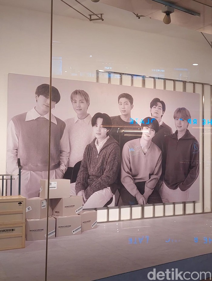 Media preview BTS POP-UP: MONOCHROME IN JAKARTA digelar Rabu (8/5/2024). Pop-store eksklusif BTS ini dibuka untuk umum mulai 9 Mei - 23 Juni 2024 di METRO Department Store GF mal Gandaria City.