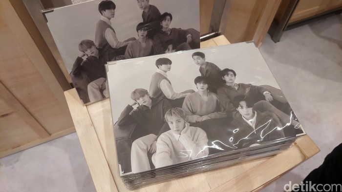 BTS POP-UP: MONOCHROME IN JAKARTA Media preview BTS POP-UP: MONOCHROME IN JAKARTA digelar Rabu (8/5/2024). Pop-store eksklusif BTS ini dibuka untuk umum mulai 9 Mei - 23 Juni 2024 di METRO Department Store GF mal Gandaria City.