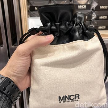 Media preview BTS POP-UP: MONOCHROME IN JAKARTA digelar Rabu (8/5/2024). Pop-store eksklusif BTS ini dibuka untuk umum mulai 9 Mei - 23 Juni 2024 di METRO Department Store GF mal Gandaria City.