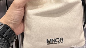 Mini pouch bertuliskan MNCR yang dibawa khusus buat ARMY! (Foto: Atmi Ahsani Yusron/detikcom)