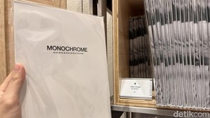 Geser dikit udah ada rak merchandise eksklusif yang akan dijual selama BTS POP-UP: MONOCHROME IN JAKARTA. Ini bungkusan fabric poster yang bisa kamu dapatkan hanya di pop-up store ini. (Foto: Atmi Ahsani Yusron/detikcom)