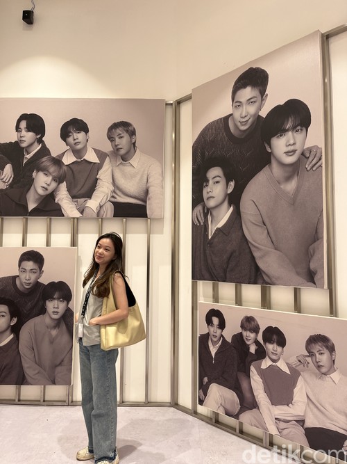 Media preview BTS POP-UP: MONOCHROME IN JAKARTA digelar Rabu (8/5/2024). Pop-store eksklusif BTS ini dibuka untuk umum mulai 9 Mei - 23 Juni 2024 di METRO Department Store GF mal Gandaria City.