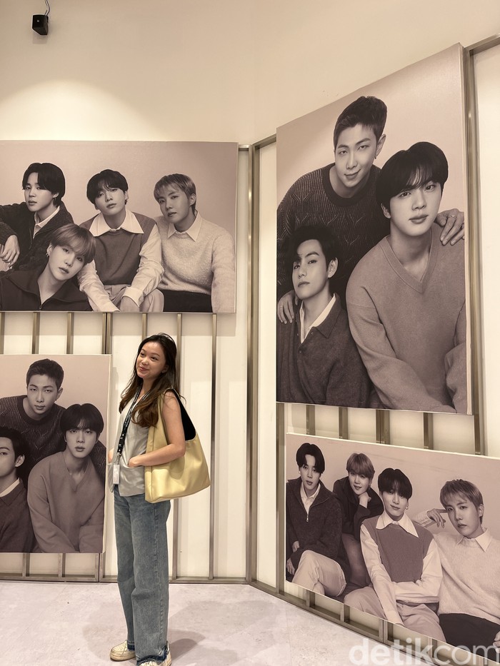 Media preview BTS POP-UP: MONOCHROME IN JAKARTA digelar Rabu (8/5/2024). Pop-store eksklusif BTS ini dibuka untuk umum mulai 9 Mei - 23 Juni 2024 di METRO Department Store GF mal Gandaria City.