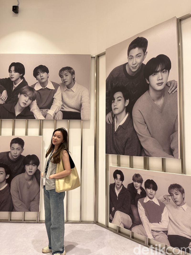 Media preview BTS POP-UP: MONOCHROME IN JAKARTA digelar Rabu (8/5/2024). Pop-store eksklusif BTS ini dibuka untuk umum mulai 9 Mei - 23 Juni 2024 di METRO Department Store GF mal Gandaria City.