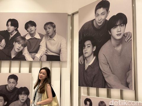 Media preview BTS POP-UP: MONOCHROME IN JAKARTA digelar Rabu (8/5/2024). Pop-store eksklusif BTS ini dibuka untuk umum mulai 9 Mei - 23 Juni 2024 di METRO Department Store GF mal Gandaria City.