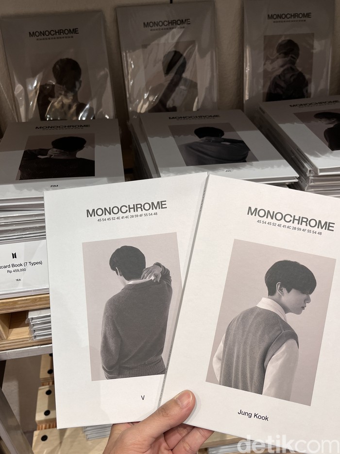 Media preview BTS POP-UP: MONOCHROME IN JAKARTA digelar Rabu (8/5/2024). Pop-store eksklusif BTS ini dibuka untuk umum mulai 9 Mei - 23 Juni 2024 di METRO Department Store GF mal Gandaria City.