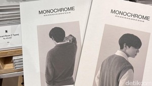 Satu set poscard photos dengan sampul dan foto-foto per member. Kamu akan pilih siapa nih? Jungkook katanya paling laris loh di Seoul! (Foto: Atmi Ahsani Yusron/detikcom)